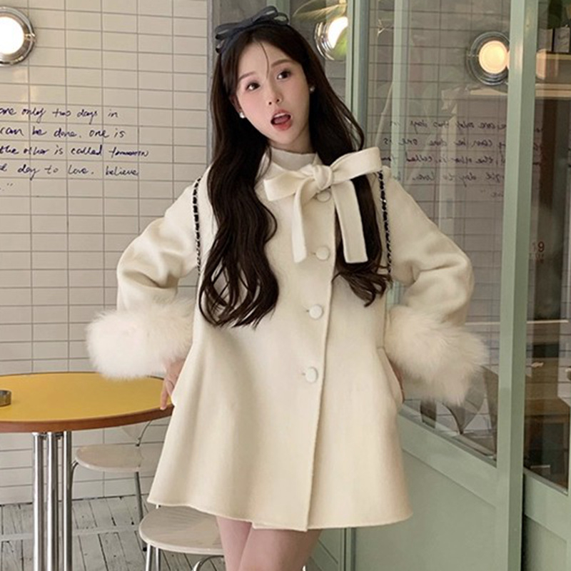 Sieviešu vilnas mētelis ar CAPE un mezglu - patchwork detaļa, vidēja garuma, brīvs piegriezums, pusatvērts apkaklis, garas piedurknes