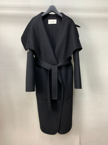 Sieviešu vilnas mētelis ar cape stila jostu, apkakle tipa lapelis, garums garš, raglan piedurknes, vidēja bieza