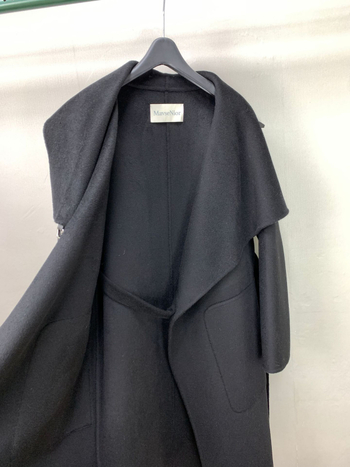 Sieviešu vilnas mētelis ar cape stila jostu, apkakle tipa lapelis, garums garš, raglan piedurknes, vidēja bieza