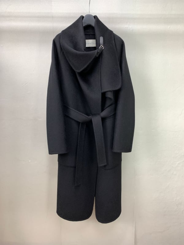 Sieviešu vilnas mētelis ar cape stila jostu, apkakle tipa lapelis, garums garš, raglan piedurknes, vidēja bieza