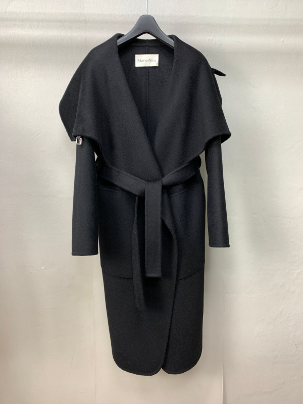 Sieviešu vilnas mētelis ar cape stila jostu, apkakle tipa lapelis, garums garš, raglan piedurknes, vidēja bieza