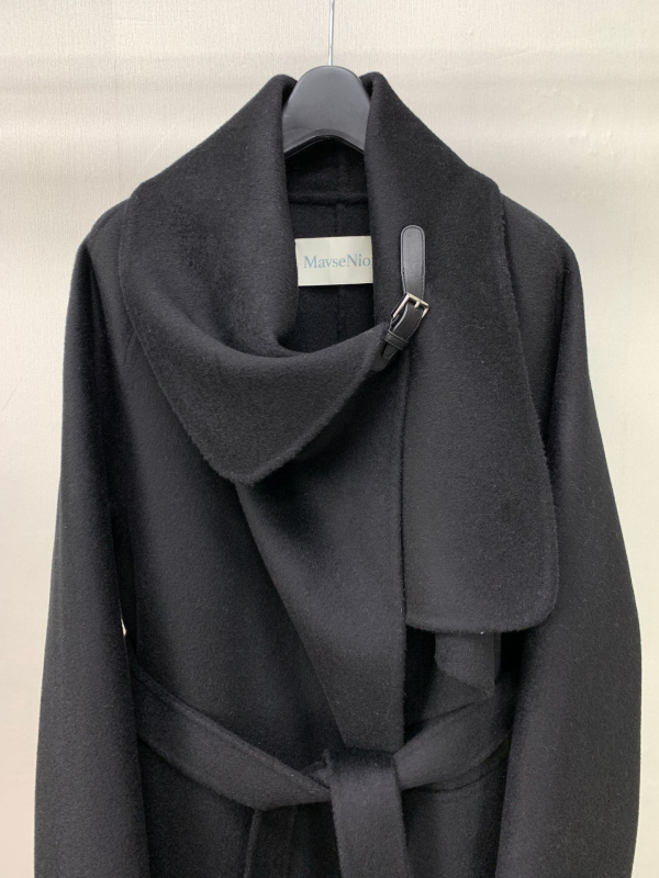 Sieviešu vilnas mētelis ar cape stila jostu, apkakle tipa lapelis, garums garš, raglan piedurknes, vidēja bieza