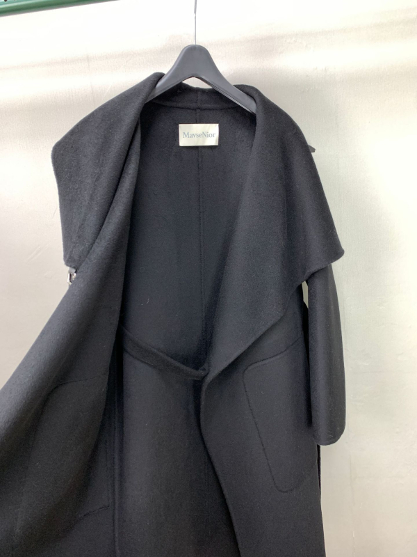 Sieviešu vilnas mētelis ar cape stila jostu, apkakle tipa lapelis, garums garš, raglan piedurknes, vidēja bieza