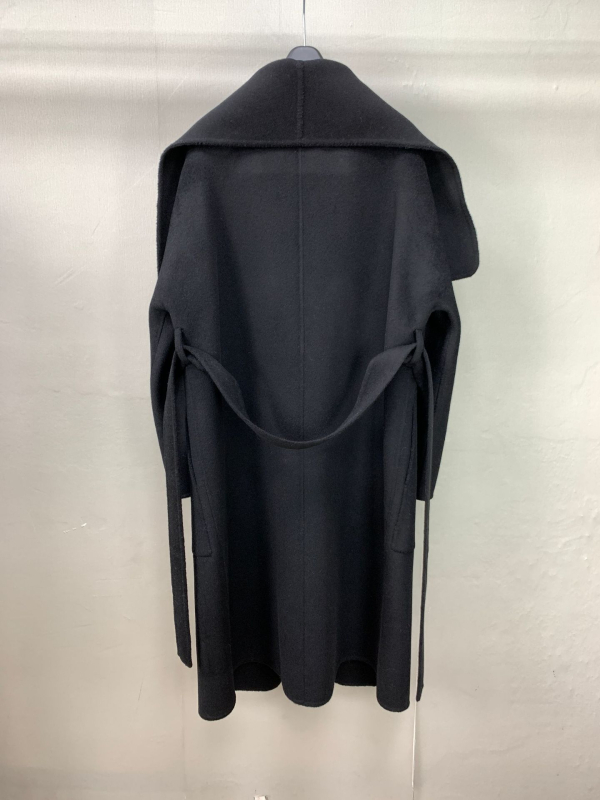 Sieviešu vilnas mētelis ar cape stila jostu, apkakle tipa lapelis, garums garš, raglan piedurknes, vidēja bieza