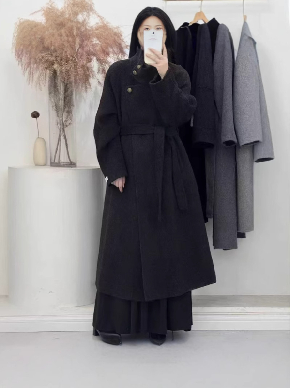 Garš sieviešu vilnas mētelis, bieza auduma, stāvā apkakle, garas piedurknes, vilnas saturs 50–70%, 2024. gada rudens