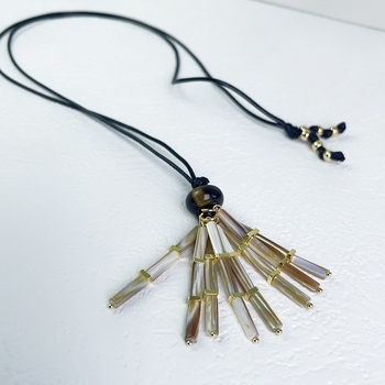 Geometrijsko ogrlica od majčine biserne školjke s privjeskom od legure na običnoj lanči, obujam 81 cm+