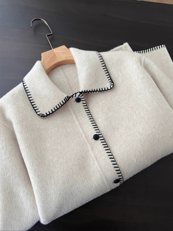 Ženski vuneni kaput s reverom, jednostruko kopčanje, dugi rukavi, debela vuna, duljina 50–65 cm