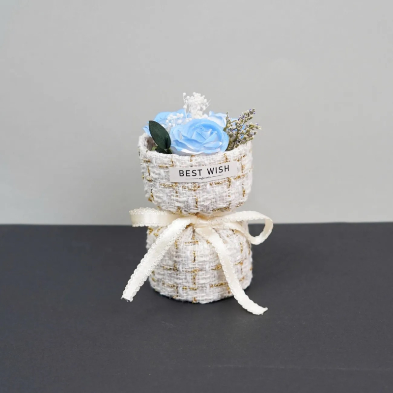 Mini buchet de trandafiri într-o cutie cadou cu flori de săpun — stil coreean, varietate de trandafiri, gata pentru cadou, cadou pentru festival