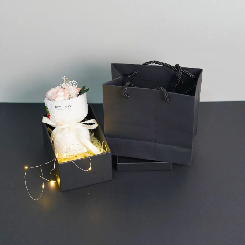 Mini buchet de trandafiri într-o cutie cadou cu flori de săpun — stil coreean, varietate de trandafiri, gata pentru cadou, cadou pentru festival