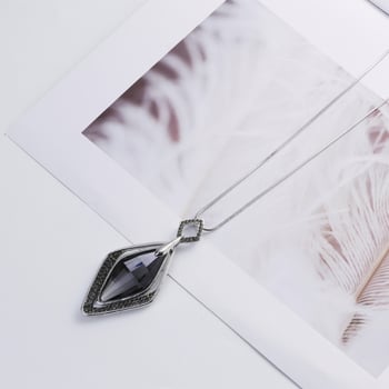 Colier din aliaj cu pandantiv romb cu încrustare de diamante, lanț șarpe