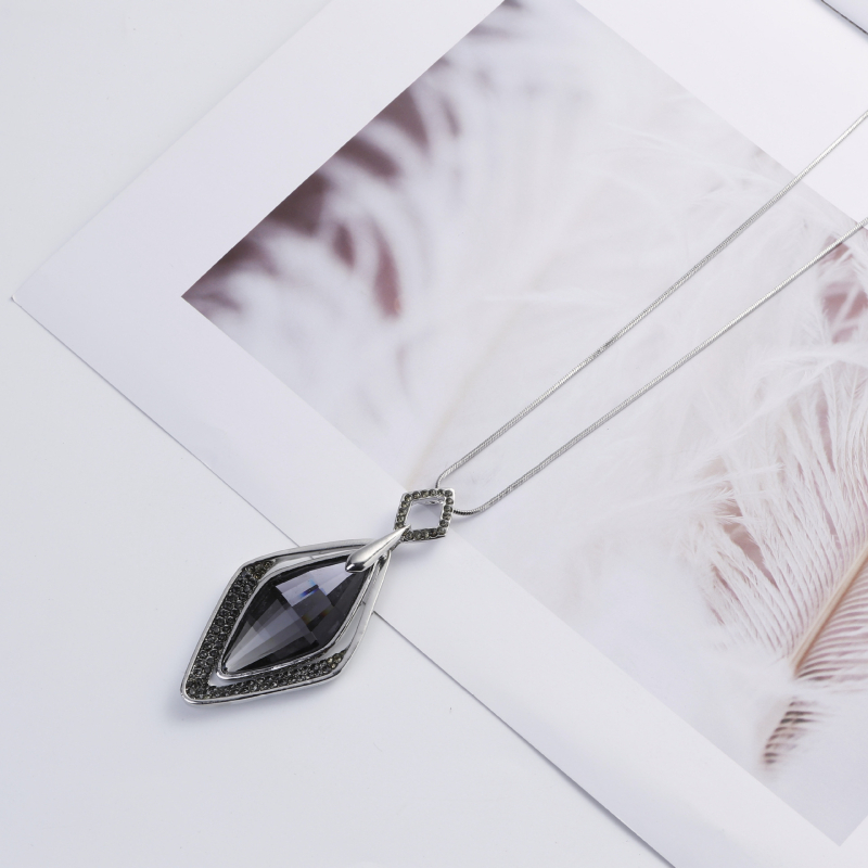 Colier din aliaj cu pandantiv romb cu încrustare de diamante, lanț șarpe