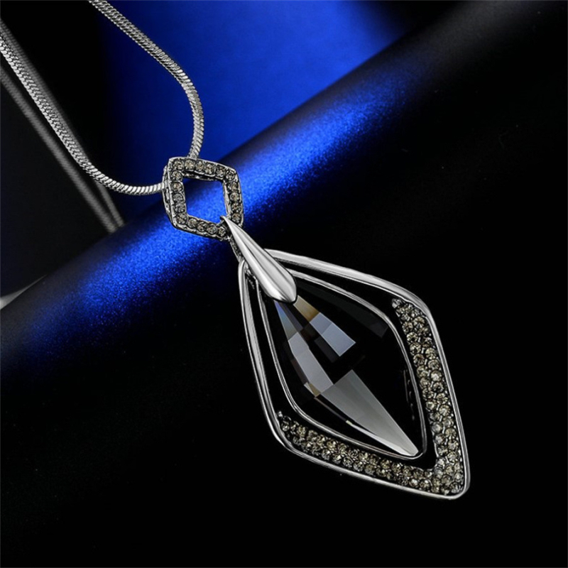 Colier din aliaj cu pandantiv romb cu încrustare de diamante, lanț șarpe