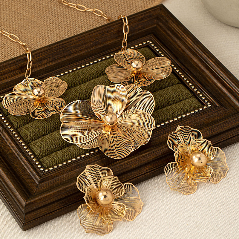 Σετ σκουλαρίκια και κολιέ – 3D διάτρητο λουλουδί με κοψίματα, σίδηρος, ηλεκτροπλατίωση, κανονική αλυσίδα, Φθινόπωρο 2025