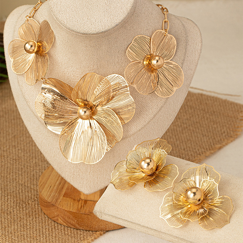 Σετ σκουλαρίκια και κολιέ – 3D διάτρητο λουλουδί με κοψίματα, σίδηρος, ηλεκτροπλατίωση, κανονική αλυσίδα, Φθινόπωρο 2025