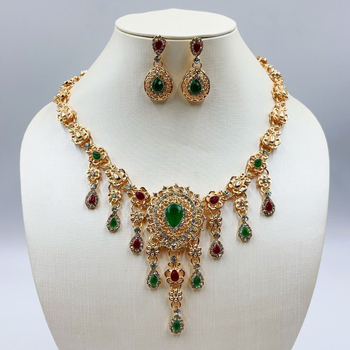 Četverodjelni set nakita: ogrlica s kapljastim privjeskom, naušnice, prsten i dodaci za ruku; legura, elektroplatiranje, ženski stil