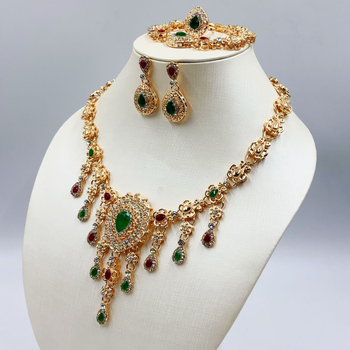 Četverodjelni set nakita: ogrlica s kapljastim privjeskom, naušnice, prsten i dodaci za ruku; legura, elektroplatiranje, ženski stil