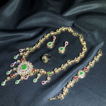 Četverodjelni set nakita: ogrlica s kapljastim privjeskom, naušnice, prsten i dodaci za ruku; legura, elektroplatiranje, ženski stil