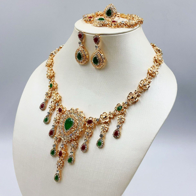 Četverodjelni set nakita: ogrlica s kapljastim privjeskom, naušnice, prsten i dodaci za ruku; legura, elektroplatiranje, ženski stil