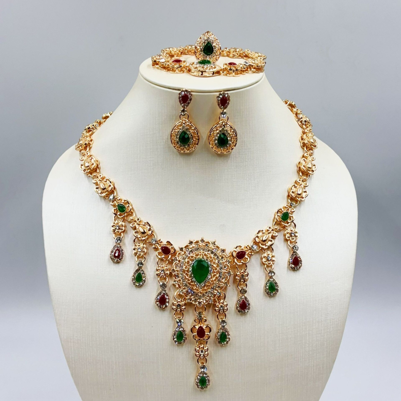 Četverodjelni set nakita: ogrlica s kapljastim privjeskom, naušnice, prsten i dodaci za ruku; legura, elektroplatiranje, ženski stil