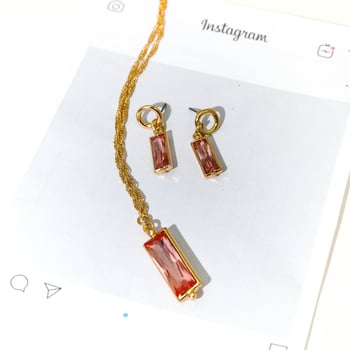 Set de bijuterii: cercei și colier; aliaj de zinc; electroplacare; lanț în formă de O; pandantive geometrice