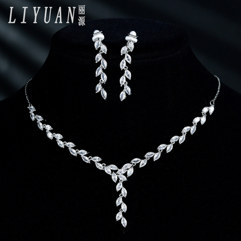 Bakreni set nakita: naušnice i ogrlica s križnom lancem, dijamantna završna obrada, geometrijski uzorak, za vjenčani izgled