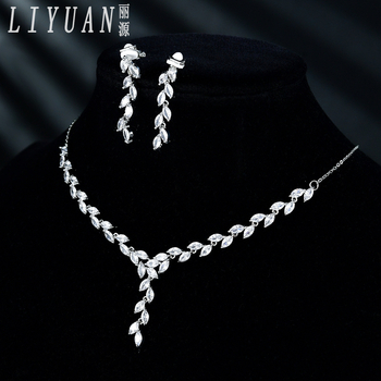 Bakreni set nakita: naušnice i ogrlica s križnom lancem, dijamantna završna obrada, geometrijski uzorak, za vjenčani izgled