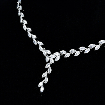 Bakreni set nakita: naušnice i ogrlica s križnom lancem, dijamantna završna obrada, geometrijski uzorak, za vjenčani izgled