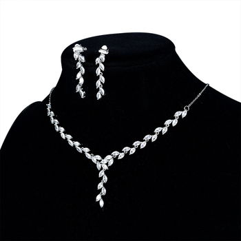 Bakreni set nakita: naušnice i ogrlica s križnom lancem, dijamantna završna obrada, geometrijski uzorak, za vjenčani izgled