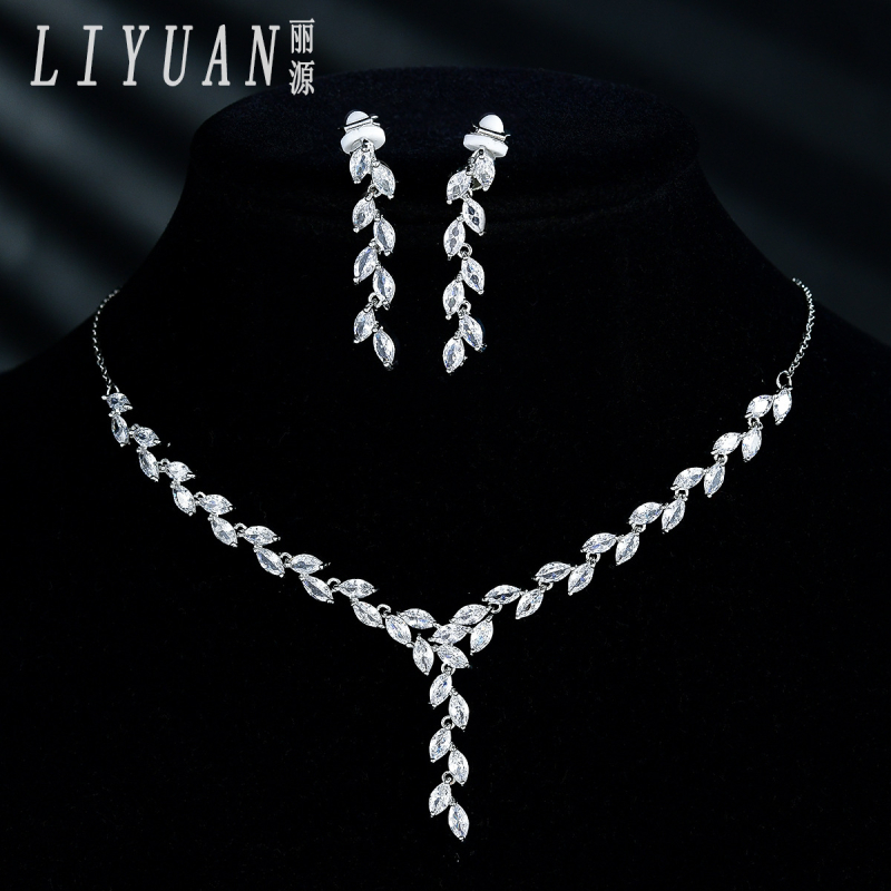 Bakreni set nakita: naušnice i ogrlica s križnom lancem, dijamantna završna obrada, geometrijski uzorak, za vjenčani izgled