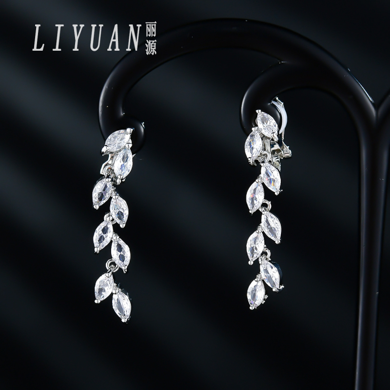 Bakreni set nakita: naušnice i ogrlica s križnom lancem, dijamantna završna obrada, geometrijski uzorak, za vjenčani izgled