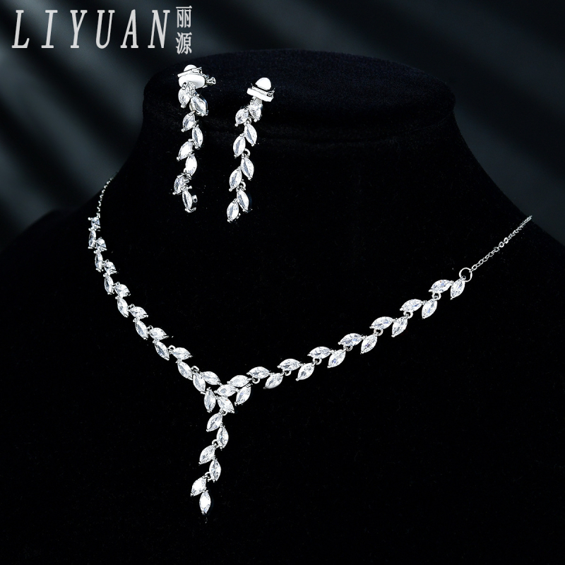 Bakreni set nakita: naušnice i ogrlica s križnom lancem, dijamantna završna obrada, geometrijski uzorak, za vjenčani izgled