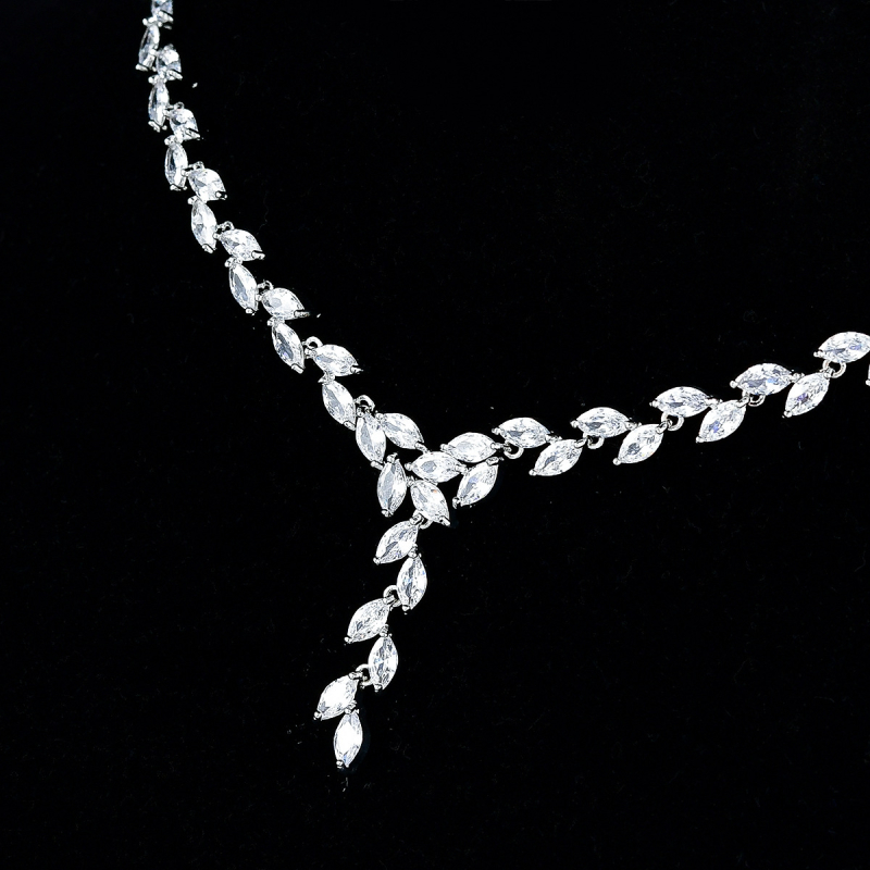 Bakreni set nakita: naušnice i ogrlica s križnom lancem, dijamantna završna obrada, geometrijski uzorak, za vjenčani izgled