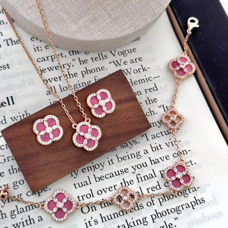 Set colier, brățară și cercei în formă de patru foi, din cupru cu placare electrolitică, pentru femei