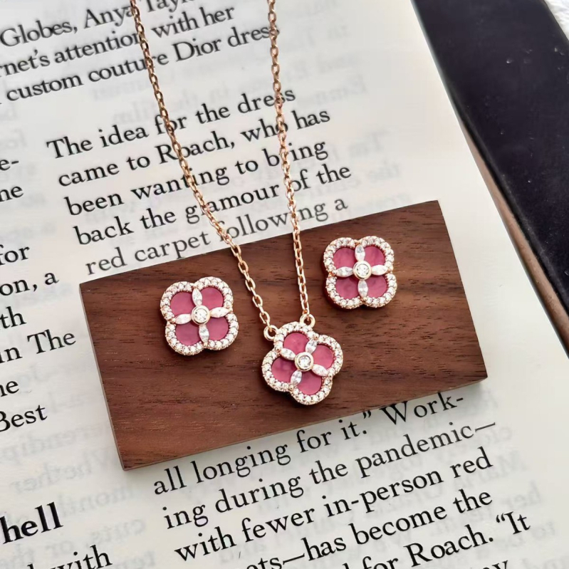 Set colier, brățară și cercei în formă de patru foi, din cupru cu placare electrolitică, pentru femei