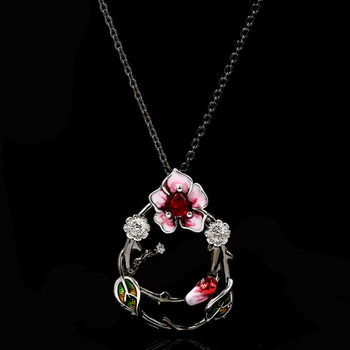 Gotski bakreni set nakita s cvjetnim motivom: naušnice, ogrlica i narukvica, križni lanac i ugradbeni od mješovitih kamenčića