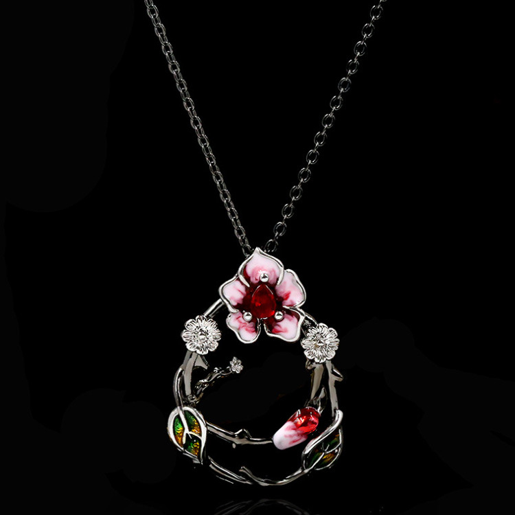 Gotski bakreni set nakita s cvjetnim motivom: naušnice, ogrlica i narukvica, križni lanac i ugradbeni od mješovitih kamenčića