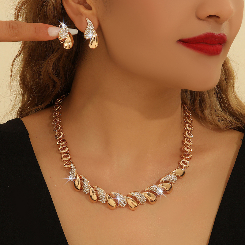 Set ogrlice i naušnica od legure s elektropoliranim završetkom, V-obliki stil, motivi srca, kapljice vode i zvončići.