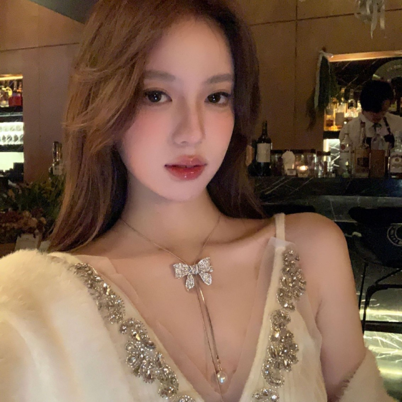 Vintage lanac za džemper s rhinestones mašnicom, ručno pleteno, proljeće 2025