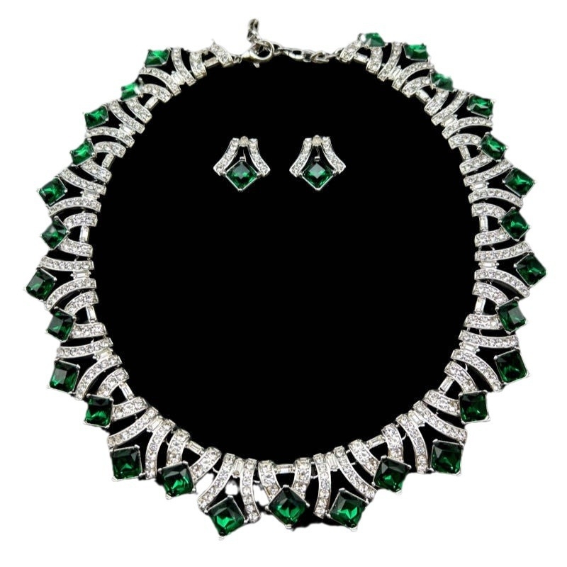 Комплект бижута в ретро дворцов стил: колие и обеци от сплав с инкрустирани полускъп камъни, геометричен мотив