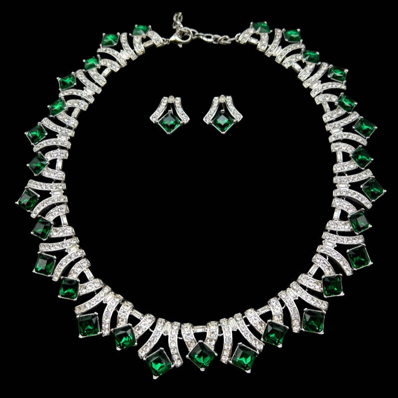 Комплект бижута в ретро дворцов стил: колие и обеци от сплав с инкрустирани полускъп камъни, геометричен мотив