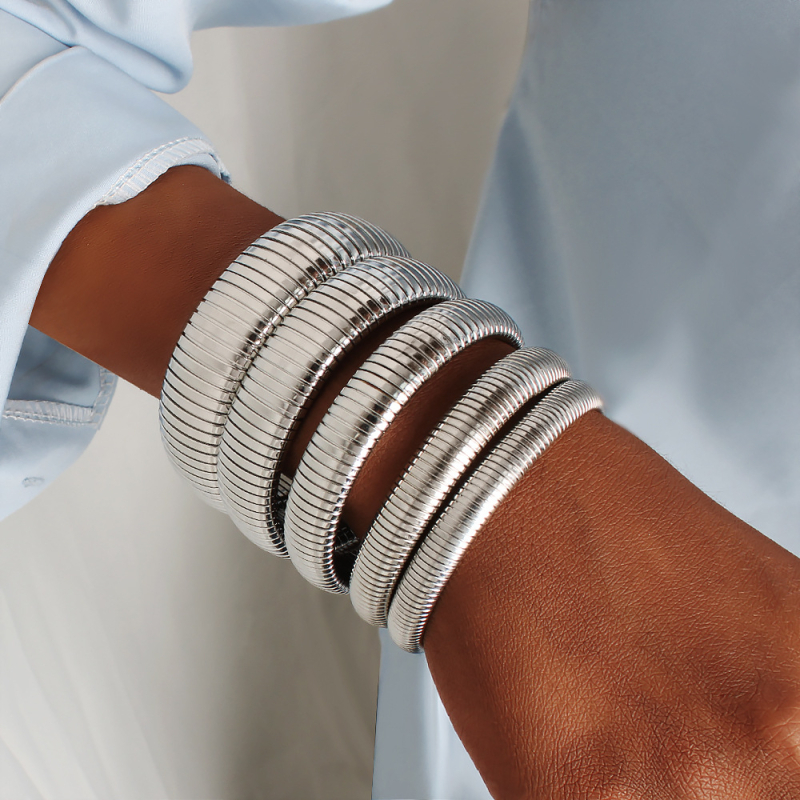 Титиева стомана: гривна-колие с ключична верига, електроплатинация; модел звезди/слънце и луна/космос; комплект: колие и бижу