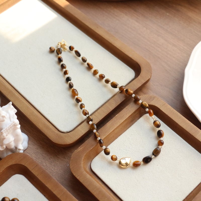 Colier cu materiale mixte, finisaj Seiko, design geometric, lanț tip O, lansare primăvara 2025