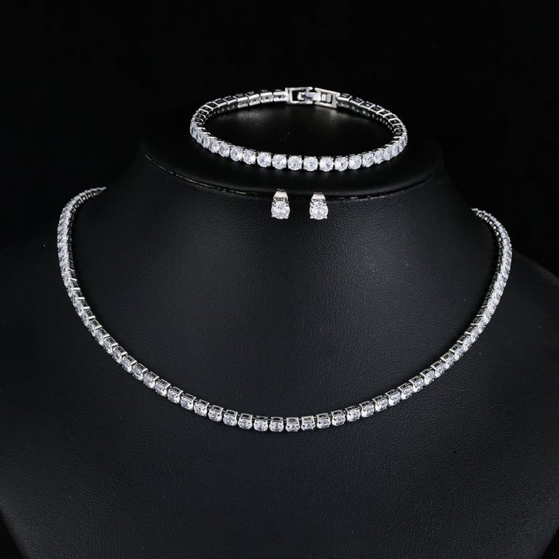 Комплект бижута от три части: колие с кръгъл цирконий на бамбукова верижка с обици и гривна; материал: мед и цирконий, електроплатина; вложки от смесени камъни; мотиви звезди, слънце и луна, вселена