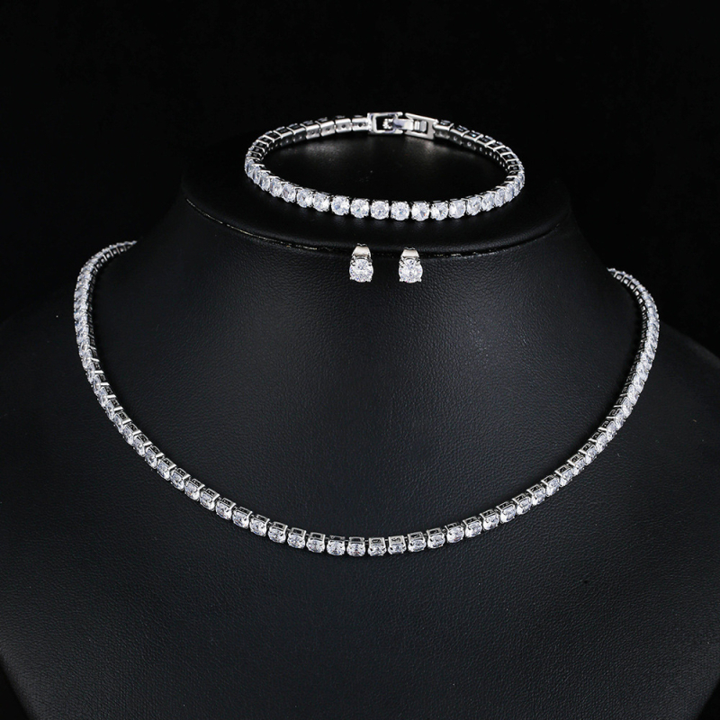 Комплект бижута от три части: колие с кръгъл цирконий на бамбукова верижка с обици и гривна; материал: мед и цирконий, електроплатина; вложки от смесени камъни; мотиви звезди, слънце и луна, вселена