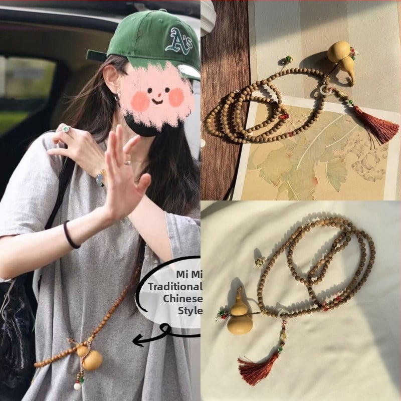 Дълга дървена огърлица в ретро стил с геометричен медальон, пролет 2025.