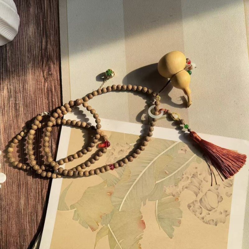 Дълга дървена огърлица в ретро стил с геометричен медальон, пролет 2025.