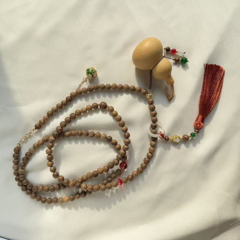 Дълга дървена огърлица в ретро стил с геометричен медальон, пролет 2025.