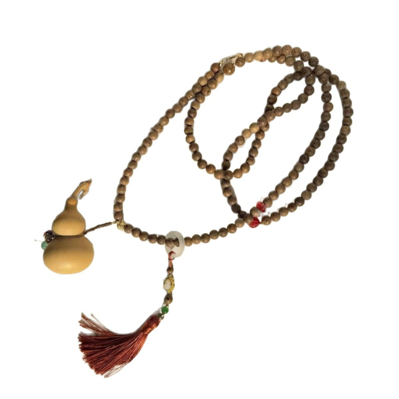 Дълга дървена огърлица в ретро стил с геометричен медальон, пролет 2025.