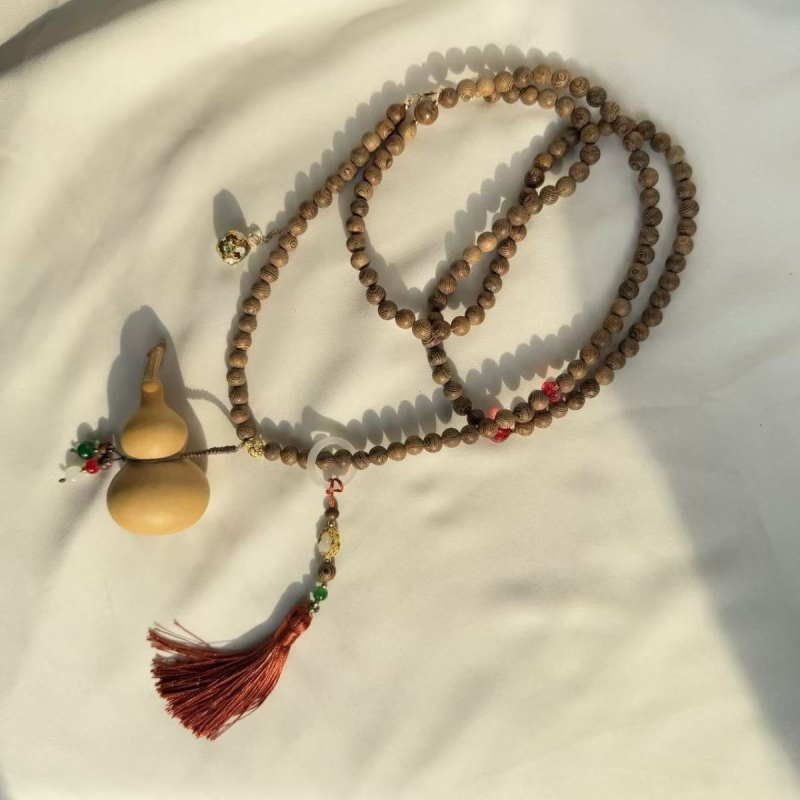 Дълга дървена огърлица в ретро стил с геометричен медальон, пролет 2025.