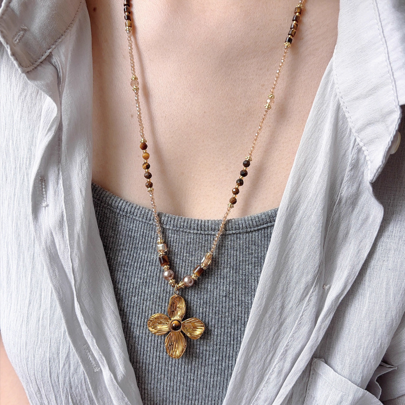 Colier cu piatră ochi de tigru și perle, floare Maillard, șir lung cu mărgele (Materiale: materiale mixte; Tehnică de prelucrare: împletire; Pendent: oțel inoxidabil; Formă: Flori, Geometric; Lanț: șir de mărgele)